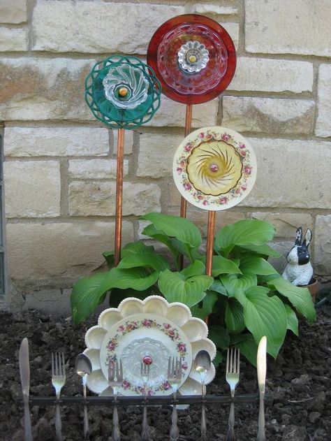 garden glass flowers made of colored ceramic plates and cutlery used in yard for upcycling project Jardim Diy, Glass Garden Flowers, Garden Totems, Glass Plate Flowers, Upcycle Garden, Meteor Garden 2018, Garden Whimsy, Glass Garden Art, Kew Gardens