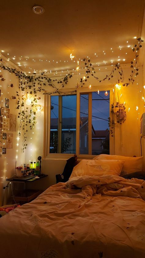 A comfy looking, aesthetic bedroom, with fairy lights and vines along the ceiling and walls. Perfect sleep room for teenagers. Fairy Lights Room, Cozy Bedroom Lighting, String Lights In The Bedroom, Comfy Bedroom, Fairy Lights Bedroom, Redecorate Bedroom, Cozy Room Decor, Dreamy Room, Dream Room Inspiration