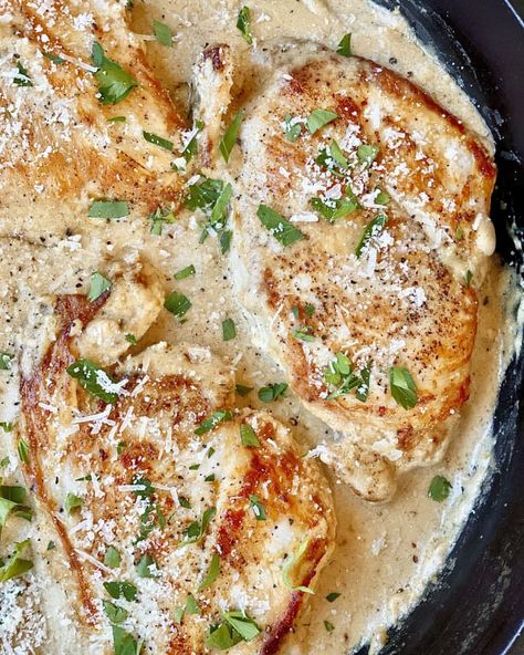 This one-skillet dinner is a total weeknight win. READ MORE... Chicken Asiago, Creamy Chicken Dinner, Cast Iron Chicken, Garlic Parmesan Sauce, Chicken Easy, Cast Iron Skillet Recipes, Garlic Parmesan Chicken, Parmesan Chicken, Keto Ideas