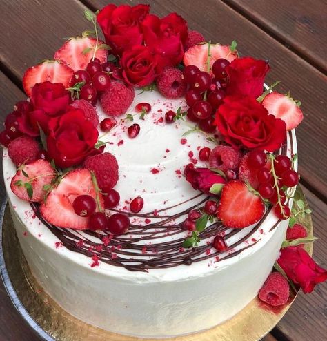 Wedding cake White Cake With Roses, Red White Cake, Strawberry Cake Decorations, Cake With Roses, Fruit Cake Design, Rose Wedding Cake, Fresh Fruit Cake, Wedding Cake Roses, Berry Cake