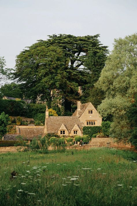 11 Prettiest Towns In The Cotswolds To Visit - Hand Luggage Only - Travel, Food & Photography Blog Arlington Row, Cotswolds Cottage, Visit Uk, Wales Travel, United Kingdom Travel, Beautiful Streets, The Cotswolds, Hand Luggage, Beautiful Villages