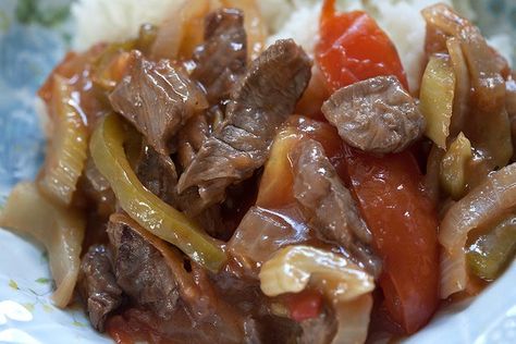 Wendell made this ono beef tomato by following the recipe in Hawaii's Best Local Dishes by Jean Watanabe Hee.      1 pound beef, thinly sli... Beef Tomato Recipe Hawaii, Beef Tomato Recipe, Ono Kine Recipes, Honduran Recipes, Beef Tomato, Tomato Recipe, Beef Steak Recipes, Hawaiian Dishes, Hawaii Food