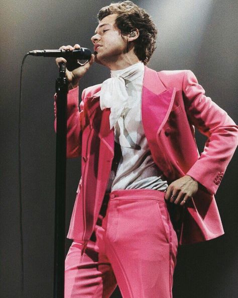 Harry Styles Live On Tour Outfits, Harry Stylrs, Harry Styles Suits, Harry Styles Outfit, Live On Tour, Harry Styles Live On Tour, Harry Styles Tour, Harry Styles Live, Harry Styles Cute