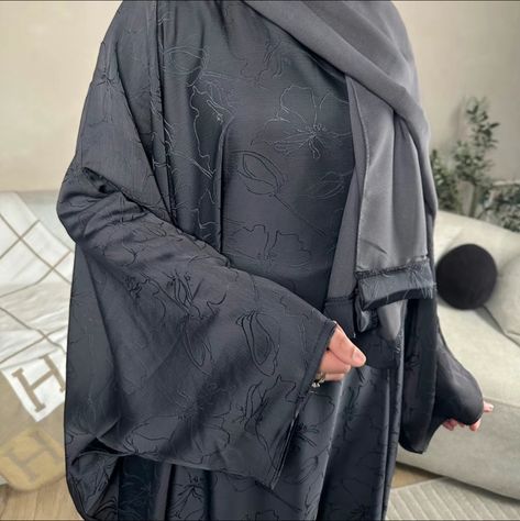 Introducing the Inayaat BATWING abaya (inner belt) - a perfect combination of style and comfort. This stunning abaya is designed with a batwing closed style, making it ideal for those who prefer loose-fitting clothing. The attached belt inside the abaya allows you to opt for a fitted look as well.Crafted from luxury printed zoom material, this abaya is perfect for any occasion. The lightweight and breathable fabric make it ideal for everyday wear, while its elegant design ensures you'll always look your best.The Inayaat BATWING comes with matching hijab to complete your outfit effortlessly, while its available colors of grey and black ensure that you can match it easily with your wardrobe.With its unique design and premium quality material, this batwing closed abaya is an excellent additio Kuwaiti Abaya Style, Balloon Sleeve Abaya, Printed Abaya Designs, Unique Abaya Designs, Pretty Abayas, Grey Abaya, Batwing Abaya, Hijab Formal, Hijab Fabric