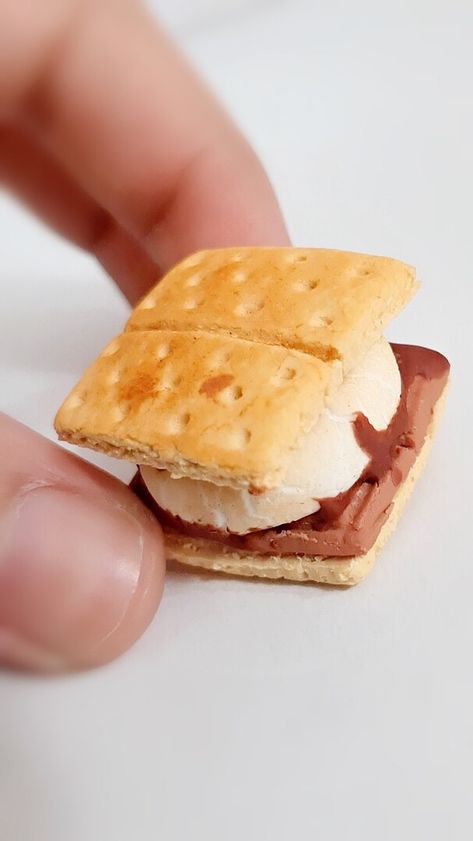 sweetbunnyarts on Instagram: Handmade clay s’mores sculpture.😋❤️ #miniaturefood #mini #clay #clayart #miniatures #handmadebyme #art #artist #artistsoninstagram #food… Air Dry Clay Food Sculpture, Clay Food Sculpture Ideas, Clay Food Sculpture Ceramics, Dessert Sculpture, Clay Smores, Food Clay Ideas, Clay Food Easy, Clay Food Sculpture, Air Dry Clay Food