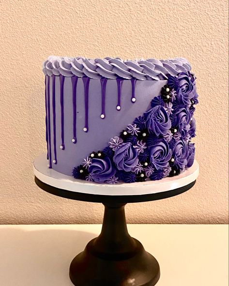 Purple Cake Ideas Birthday Simple Small, Purple Black Gold Birthday Cake, Pretty Purple Cakes, Purple Cake For Men, Purple And Blue Cake Ideas, Black And Purple Cake Ideas, Elegant Purple Cake, Purple Cake Decorating Ideas, Purple Birthday Cake For Women