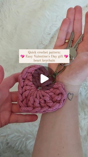 Iga | Handmade home decor on Instagram: "💖 Join me in making this adorable Valentine's Day keychain 💖  Materials: In the video, I used a 5mm braided cotton cord and a 10mm crochet hook to make my key chain. The heart is 9 cm at its widest point.   You can also make it using 3mm braided cotton cord or 3 strands of DK yarn and a 6.5mm or 7mm crochet hook. Then the heart will be about 6 cm wide.   Or just try with what you have at home - e.g. chunky yarn will be great! 🧶  Feeling the Valentine's vibes? Give this a shot! Don't forget to tag me with #igacrochet when you share your masterpiece. Can't wait to see your unique twist on it! 💖  #crocheting #crochetgirl #crochettutorial #freecrochetpattern #crochetheart #crochetvalentine #crochetkeychain #crochet" Heart Crochet Keychain, Key Chains Crochet, Chunky Wool Crochet, Chunky Yarn Crochet Pattern, Chunky Yarn Crochet, Quick Crochet Patterns, Modern Crochet Patterns, Valentines Crochet, Wire Crochet