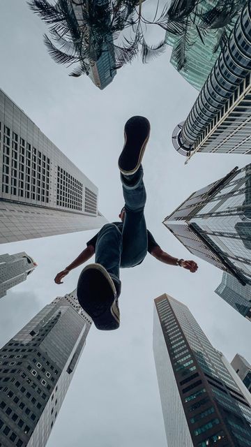 Andy Yong on Instagram: "Photo tip for a creative photo with skyscrapers! Here’s how to turn a boring shot into an action shot! 📸 -> Use your wide angle lens for the most impactful composition -> Place your phone Face Down and set a 10s timer -> Get up on a short ledge or bench and get ready to jump over your phone -> Watch the light near your camera and jump when it starts blinking fast! -> Apply a preset to finish off your photo with an Instagram worthy edit! . #phototips #mobilephotog Wide Angle Photography, Low Angle Shot, Shot Film, Action Images, Shots Ideas, Film Photography Tips, Perspective Photography, Action Photography, Studio Photography Poses