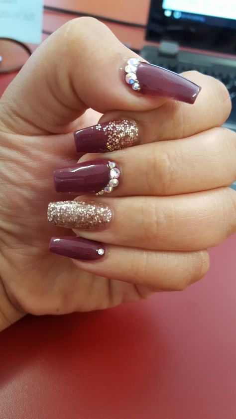 Burgundy Gold Nails Acrylic, Wine Red Nails With Rhinestones, Wine Red Nails Designs Gold Glitter, Berry And Gold Nails, Burgundy Nail Designs With Rhinestones, Burgundy And Silver Nails, Gold Rhinestone Nails, Burgundy And Gold Nails, Maroon Nail Designs