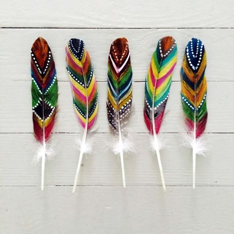 An Amazing Hobby Of Painted Feathers (40 Examples) - Bored Art Boho Styl, Wilde Westen, Painted Hearts, Feather Crafts, Feather Painting, Feather Art, Goose Feathers, Colorful Feathers, Dreamcatchers