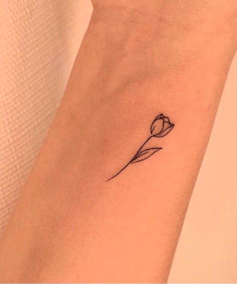 Tulip Mehndi Designs, Tulips Tattoo Small, Tiny Tulip Tattoo, Small Cute Tattoo Ideas, Small Tulip Tattoo, Tiny Flower Tattoo, Tulip Tattoos, Small Flower Design, Tato Minimal