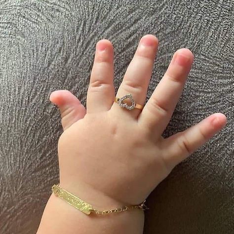 Baby Ring Gold Newborn, Tas Gucci, Fotografi Iphone, Baby Rings, Baby Legs, Foto Baby, Gold Designs, Baby Jewelry