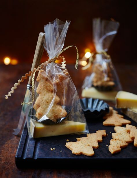 Our moreish parmesan shortbreads are the perfect present for anyone with a savoury tooth Savoury Food Gifts, Christmas Food Hamper Ideas, Balloon Pumpkin, Christmas Canapes, Rich Christmas, Xmas Hampers, Edible Christmas Gifts, Honey Glazed Ham, Takeaway Food