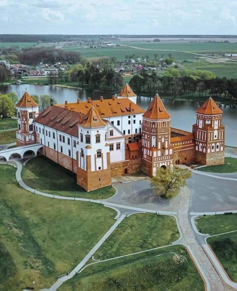 Mir kastély Fehéroroszország Mir castle White Russia or Belarus Castle White, Backpack Through Europe, Peles Castle, Castles To Visit, Landlocked Country, Disneyland Park, Beautiful Castles, Gothic Architecture, Medieval Castle