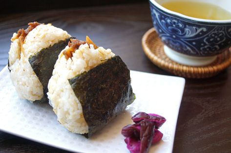 Onigiri with Beef Shigureni Recipe – Japanese Cooking 101 Beef Onigiri, Onigiri Filling, Onigiri Recipe, Onigiri Rice, Bonito Flakes, Ginger Beef, Rice Ball, Cooking 101, Japanese Cooking