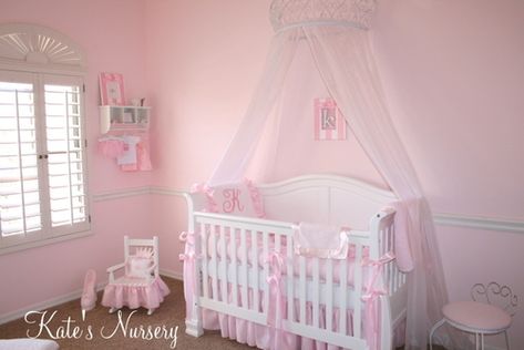 pink pink pink! Words cannot express how much I want a girl that I won't ever have. Colecho Ideas, Light Pink Bedrooms, Pink Baby Room, Princess Canopy Bed, Princess Nursery, Kind Photo, Crib Canopy