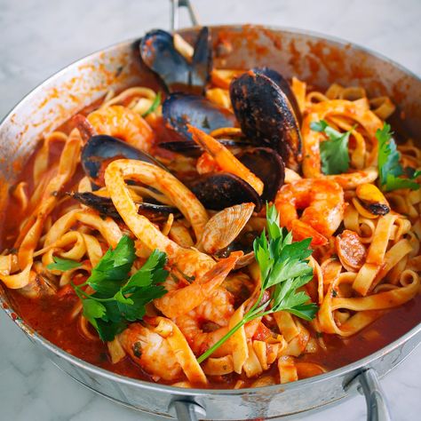 Mariscada Recipe Seafood, Italian Seafood Pasta Recipes, Mixed Seafood Pasta Recipes, Seafood Marinara Recipes, Seafood Marinara Pasta, Frutti Di Mare Recipe, Seafood Marinara, Italian Seafood Pasta, Pasta Marinara