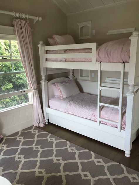 Preppy Room With Bunk Beds, Coquette Bunk Bed, Bunk Bed Room Inspo Aesthetic, Bunk Bed Aesthetic Room, Small Room 2 Beds Ideas, Two Bed Bedroom, Aesthetic Bunk Bed Ideas, Cute Bunk Beds, Bunkbed Bedroom Ideas