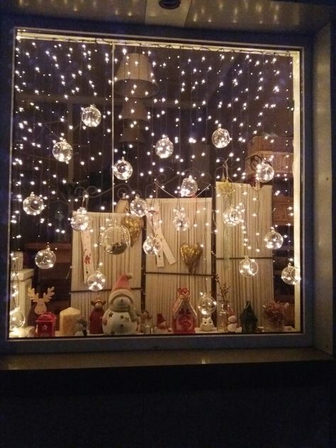 Christmas Window Display Lights, Christmas Lights Inside Window, Coffee Shop Christmas Decor, Window Lights Christmas, Christmas Centrepiece Ideas, Christmas Party Table Decorations, Christmas Coffee Table Decor, Christmas Window Lights, Christmas Party Table