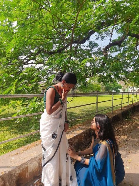 Group Photo Poses, Sisters Photoshoot Poses, Bff Poses, Sisters Photoshoot, Saree Poses, Best Friend Poses, Bff Photoshoot Poses, Bff Photoshoot, Friend Poses Photography