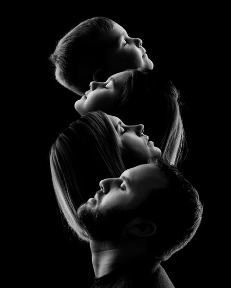 Photoshop Family Pictures, Family Silhouette Photography, Black White Family Photos, How To Take Silhouette Pictures, Studio Shoot Family, Family Photo Posing Ideas, Shooting Famille Studio, Family Black And White Photos, Family Photoshoot Black And White