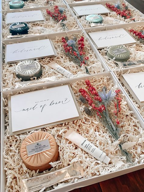 Chic Bridal Party Gifts, Bridal Party Box Ideas, Bridal Party Invitations Bridesmaid Boxes, Wedding Invitation Bridesmaid, Simple Bridesmaid Gift Ideas, Things To Put In A Bridesmaid Proposal, Simple Will You Be My Bridesmaid Gifts, Gifts For The Bridesmaids, Chic Bridesmaid Gifts