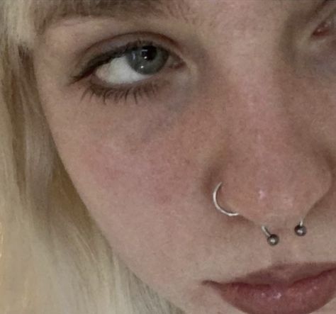 Septum With Nose Ring, Nose Spectrum Piercing, Persings Nose, Nostril Piercing With Septum, Nose And Septum Piercing Together, Pretty Septum Piercing, Septum Piercing Cute, Septum And Nose Piercing Together, Septum And Nostril Piercing