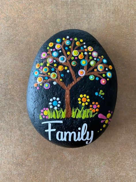 Rock Trees Stone Art, Tree Of Life Rock Painting, Rock Painting Trees Ideas, Dot Painting On Rocks, Rock Crafts Diy, Rock Painting Flowers, Garden Rock Art, Rock Painting Tutorial, Diy Rock Art