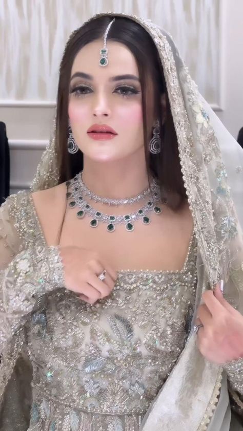 Healthy Brides Pakistan, Open Straight Hair Hairstyles, Latest Bride Mehndi Designs, Bridal Hairstyle Indian Wedding Latest, Bridal Makeup Looks Pakistani, Mehndi Brides Pakistani, Barat Makeup Look, Mehandi Hairstyles, Pakistani Bride Makeup