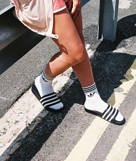 Adidas Adidas Socks Outfit, Slides With Socks, Adidas Slides Outfit, Mode Adidas, Looks Adidas, Nike Slippers, Adidas Sandals, Slides Outfit, Adidas Socks