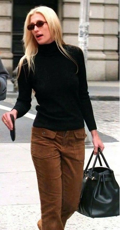 Carolyn Bessette Kennedy carrying her Birkin bag. Black Strapless Midi Dress, Carolyn Bessette, Black Tie Attire, Elegante Y Chic, Black Turtleneck, Style Crush, 가을 패션, Miley Cyrus, Looks Vintage