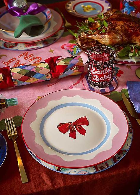 Sleigh' this Christmas with the Eleanor Bowmer Bow Dinner Plate. Featuring a beautiful, hand-illustrated red Christmas bow, the plate is also complete with a blue and pink border.Brand: Eleanor BowmerSet of 2Dishwasher & Microwave safeStoneware Eleanor Bowmer, Christmas Dining Table Decor, Dinner Box, Festive Table Setting, Christmas Dining Table, Pink Border, Leftover Paint, Classy Christmas, Christmas Bow