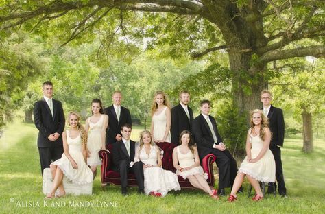 http://blog.mandylynne.com/?paged=3 Wedding Photos Family, Formal Poses, Large Family Portraits, Wedding Group Photos, Large Family Photos, Ideas Wedding Photos, Family Wedding Photos, Family Photo Pose, Prom Photos