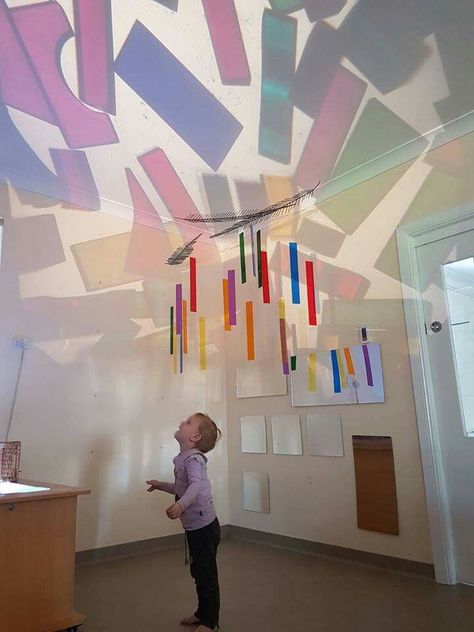 Inspiring nursery and preschool design Light Exploration Reggio, Light Provocations Reggio Emilia, Colors Reggio Emilia, Color Provocation Reggio Emilia, Light And Shadow Provocations, Remida Reggio Ideas, Regio Emilia Activities Ideas, Reggio Inspired Classrooms Toddlers, Sensory Decor