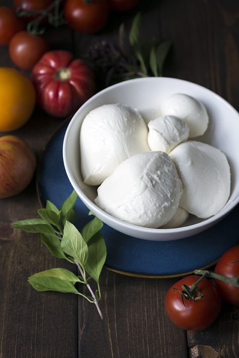 If you love cheese, homemade mozzarella that you have stretched and shaped yourself is something quite special. It has a fresh, milky taste that is unbeatable. Mozzarella Cheese Recipe, Make Mozzarella Cheese, Homemade Mozzarella Cheese, Recipes With Mozzarella Cheese, Homemade Cottage Cheese, Cheese Recipes Homemade, Homemade Mozzarella, Cheese Making Recipes, Mozzarella Recipes