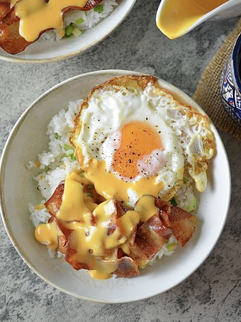 Bacsilog is a tasty Filipino breakfast dish with bacon, garlic rice, and a fried egg. It's easy to make and often served with cheese sauce. Bacsilog Cheese Sauce, Egg With Rice, College Breakfast, Silog Meals, College Meal, Breakfast Rice, Filipino Breakfast, Dessert Sandwich, Garlic Rice