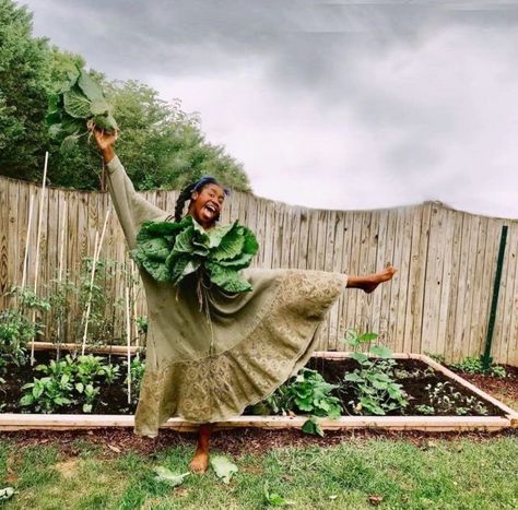 All Things Black Women on Twitter: "Black girls with gardens.… " Plant Vibes, Plant Outdoor, Farm Lifestyle, Garden Girls, Pink Houses, Plant Mom, Farm Gardens, Farm Life, Horticulture