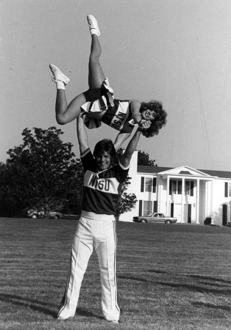 Gimme an "R" for Retro! 35 Vintage Photos of High School Cheerleaders (1970s-1980s) - Flashbak Cheer Couples, Old Yearbooks, 1980s Pop Culture, Cheerleading Cheers, High School Football Games, High School Fashion, Penn State Football, Band Uniforms, Cheerleading Pictures