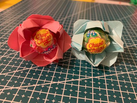 Lolipop Valentines Ideas, Origami Lollipop, Lollipop Flower Bouquet, Lollipop Gift Ideas, Fun Birthday Decorations, Lotus Flower Origami, Lollipop Flower, Lollipop Flowers, Cute Party Favors