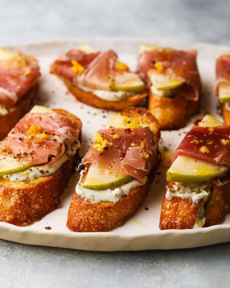 Pear and Prosciutto Crostini with Gorgonzola | Lindsey Eats Pear And Gorgonzola Appetizer, Prosciutto Canapes, Procuttio Appetizers, Procuttio Recipes, Pear Crostini, Pear And Prosciutto, Prosciutto Crostini, Prosciutto Appetizer, Crostini Appetizers