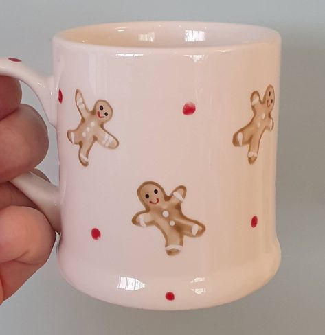 Diy Christmas Mugs, Diy Keramik, Man Mug, Ceramic Cafe, Diy Pottery Painting, Gingerbread Man Christmas, Cerámica Ideas, Diy Mugs, Pretty Mugs