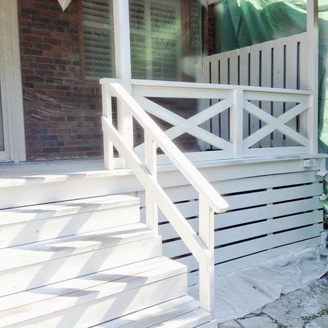 Farmhouse Front Porches Decorations, Modern Farmhouse Front Porch, Reling Design, Front Porch Railings, Deck Skirting, Deck Railing Design, Railing Ideas, Building A Porch, Farmhouse Front Porches