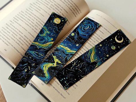 Inspired by the vibrant energy of Van Gogh's famous work "The Starry Night", they are creations that capture the imagination and add an artistic touch to any book collection. Made with PLA 3D printing technology, these bookmarks are not only functional, but also exceptionally decorative. PLA, a biodegradable material derived from renewable resources, gives these bookmarks an eco-friendly choice for environmentally conscious book lovers. Each bookmark is a small masterpiece, with intricate detail Artistic Bookmarks, Starry Night Bookmark, Italian Crafts, Ravenclaw Gifts, Blue Bookmark, Small Bookmark, Art Bookmarks, Van Gogh Gifts, Cool Bookmarks