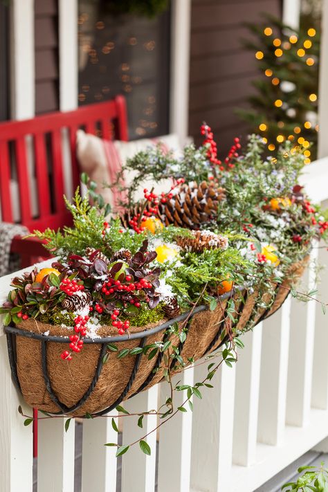 Repurpose Distinctive Ornaments Outdoor Holiday Planters, Cheap Wreaths, Best Outdoor Christmas Decorations, Joulun Aika, Porch Planter, Holiday Planter, Railing Planters, Christmas Decorating Ideas, Outdoor Holidays