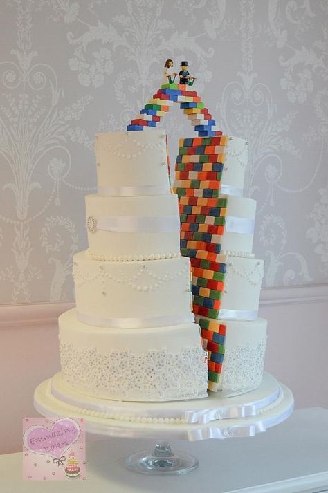 Lego Bride And Groom, Lego Torte, Elegant White Wedding Cake, Lego Wedding Cakes, Elegant White Wedding, Fancy Wedding Cakes, Lego Wedding, Split Cake, Lego Cake