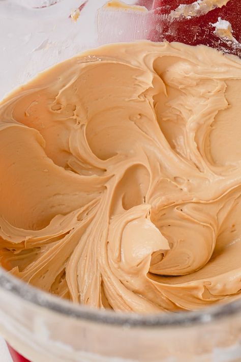 Usually not a buttercream fan, but THIS caramel buttercream is AMAZING!!! #caramelbuttercream #saltedcaramelbuttercream #buttercreamfrosting Homemade Whipped Cream Easy, Whipping Cream Recipe, Salted Caramel Buttercream Frosting, Peanut Butter Cream Cheese Frosting, Caramel Buttercream Frosting, Peanut Butter Cream Cheese, American Buttercream, Butter Cream Cheese Frosting, Cake Filling Recipes