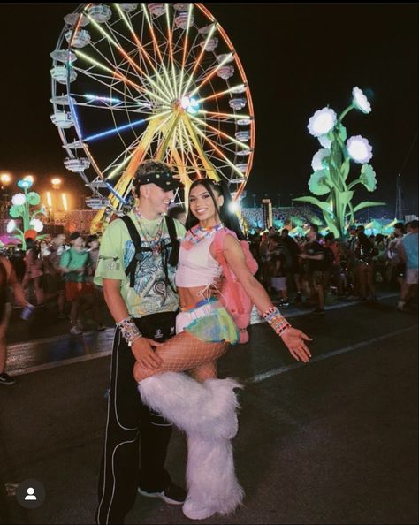 Couples Edm Outfits, Rave Pose Ideas, Rave Couple Pictures, Outfits Para Edc, Cowboy Rave Outfit, Edc Rave Outfits Ideas, Couples Rave Outfits, Couple Rave Outfits, Rave Poses