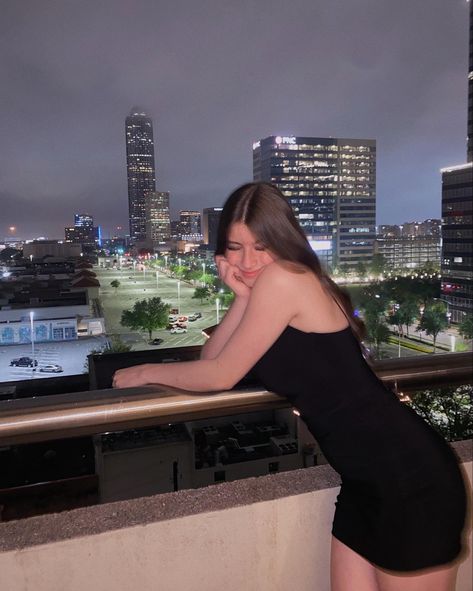 Poses For Pictures At Night, Photo Poses For Tall People, Roof Top Pictures Ideas, Rooftop Shoot Ideas, Terrace Photo Poses, Terrace Photoshoot Ideas, Balcony Photoshoot Ideas, Terrace Photoshoot, Rooftop Poses