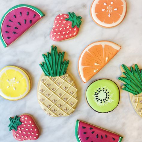 Tropical fruit cookies Summer Sugar Cookies, Gifts Luxury, Fruit Cookies, Iced Biscuits, Fiesta Tropical, Fruit Party, Summer Cookies, Sugar Cookie Designs, Fancy Cookies