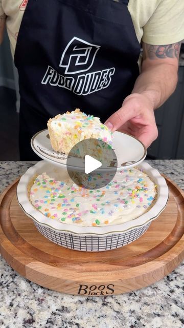 Food Dudes on Instagram: "Oreo Cake Batter Easter Pie 🐰🥧 #nobake #easyrecipes #dessert #easter #piday" Oreo Cake Batter Easter Pie, Easter Treat Ideas Desserts, Baking Videos Desserts, Rustic Desserts, Food Dudes, Cookie Pies, Dessert Easter, Dessert Videos, Cake Batter Ice Cream